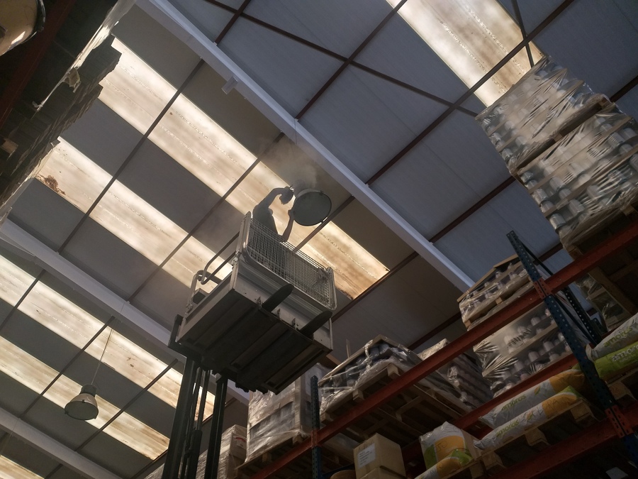 DESEMPOLVADO DE FOCOS EN ALTURA