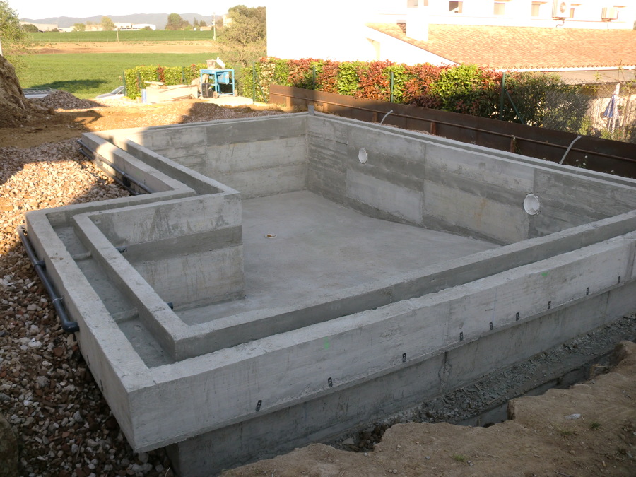 Desencofrado de los muros y relleno de gravas alrededor