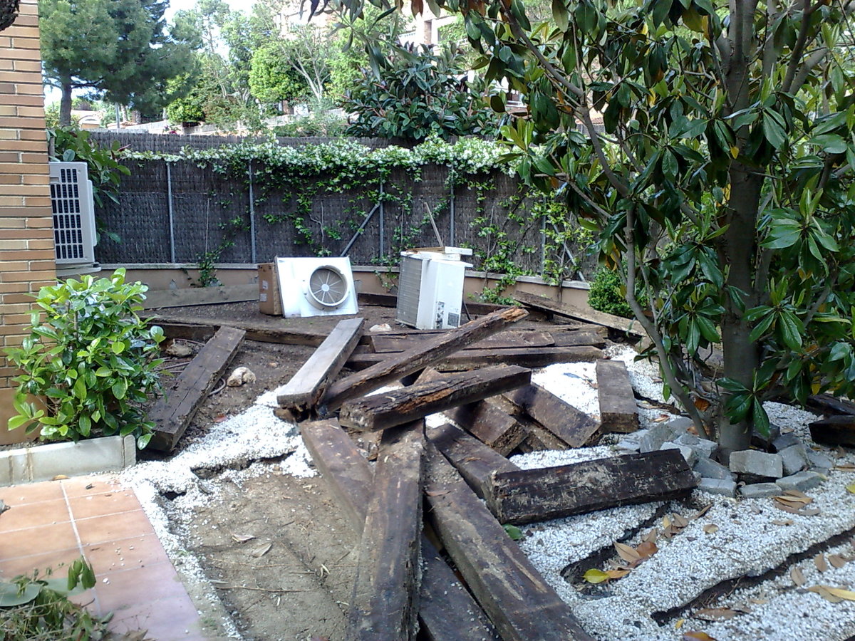 Desguace antigüo jardín.