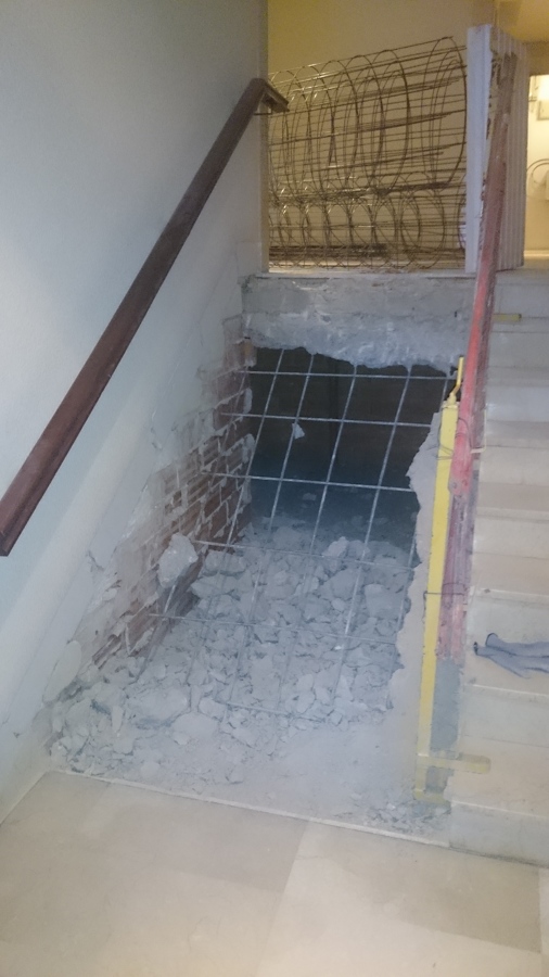 Desmontado de escaleras existentes.