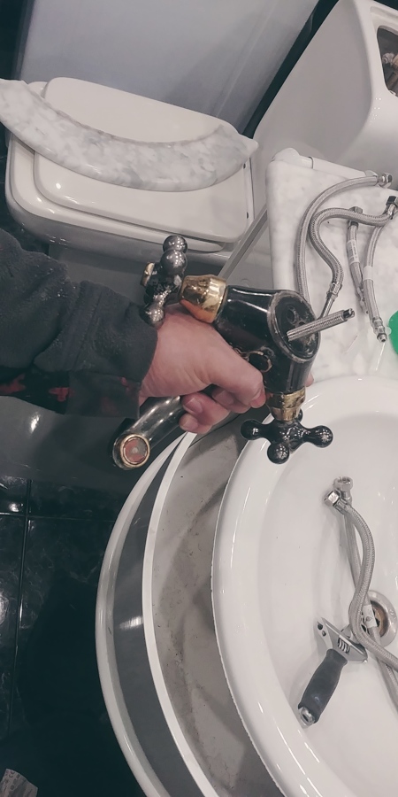 Desmontaje latiguillo en grifo de lavabo