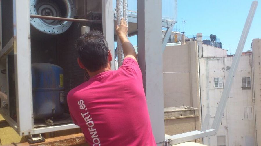 Desmontando maquina para aislarla acusticamente