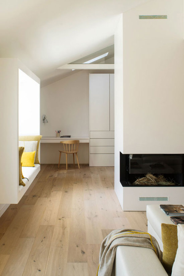 Despacho con armarios blancos