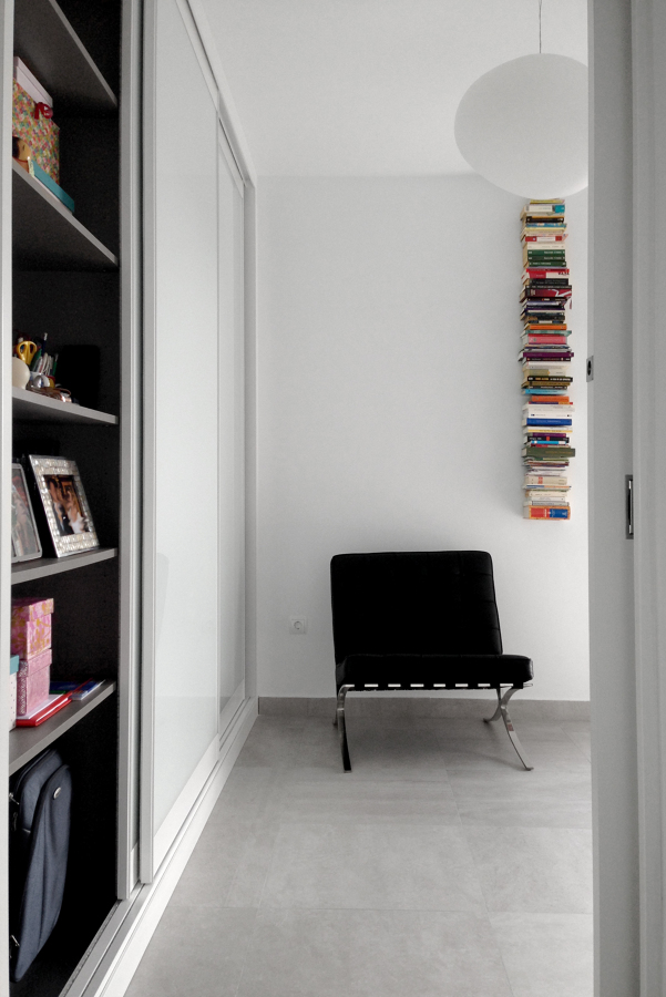 Despacho con estanterías cerradas