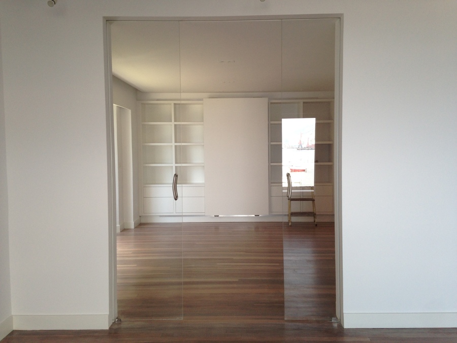 Despacho con luz reflejada