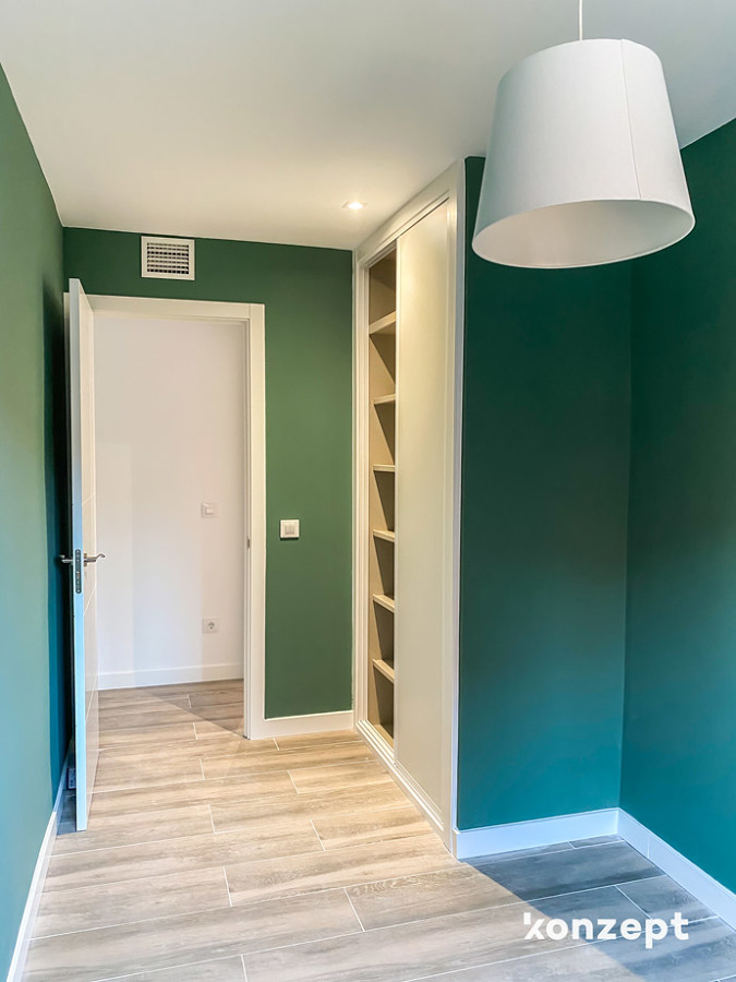 Despacho con paredes verdes y contraste de elementos en color blanco