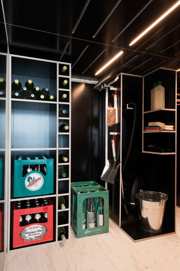 despensa de color negro 