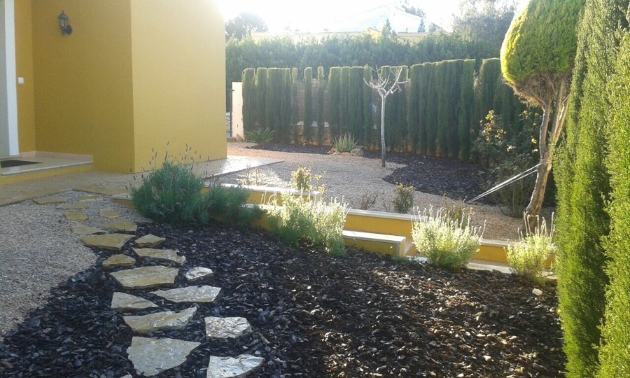 después de la colocacion de la gravilla y caminos de paso