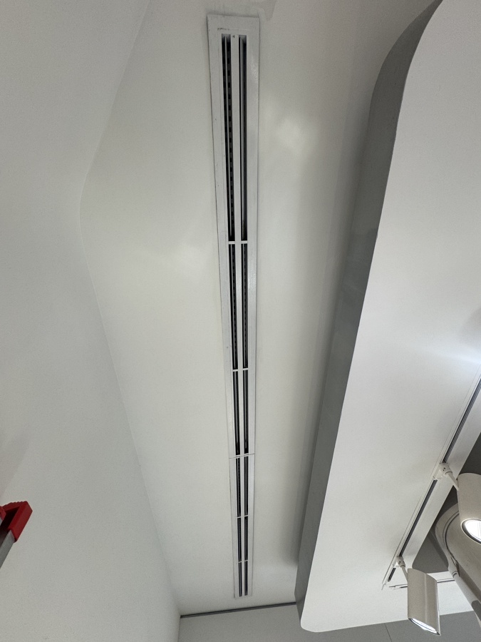 Después de la limpieza – Rejillas y pared restauradas