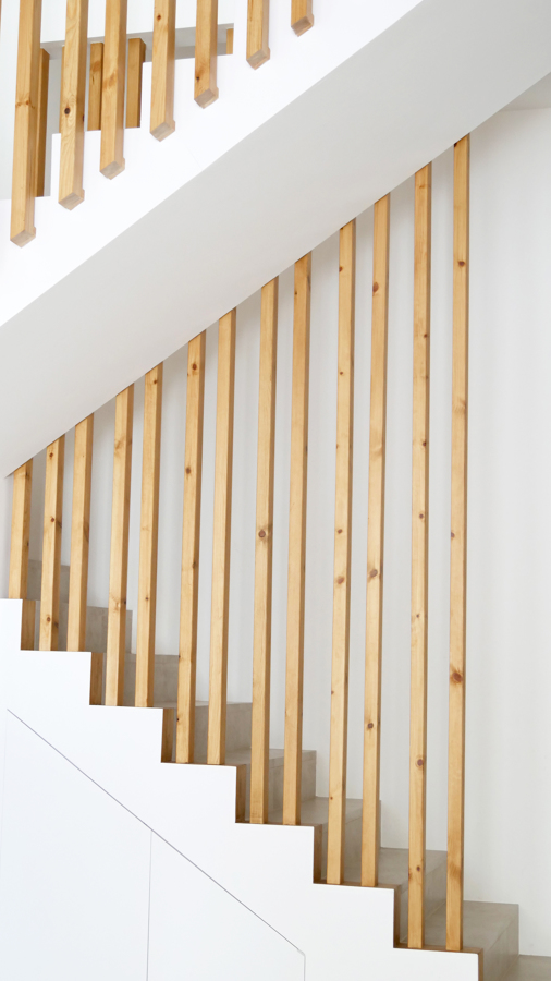 Detall de gelosía escales i armari inferior