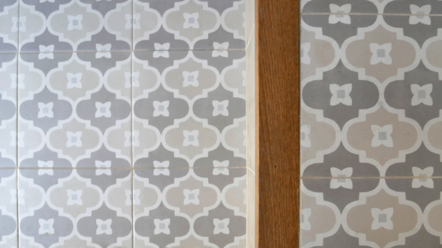 Detall de paviment escales entrada a habitatge