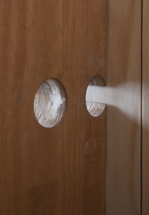 Detalle pomo puerta madera