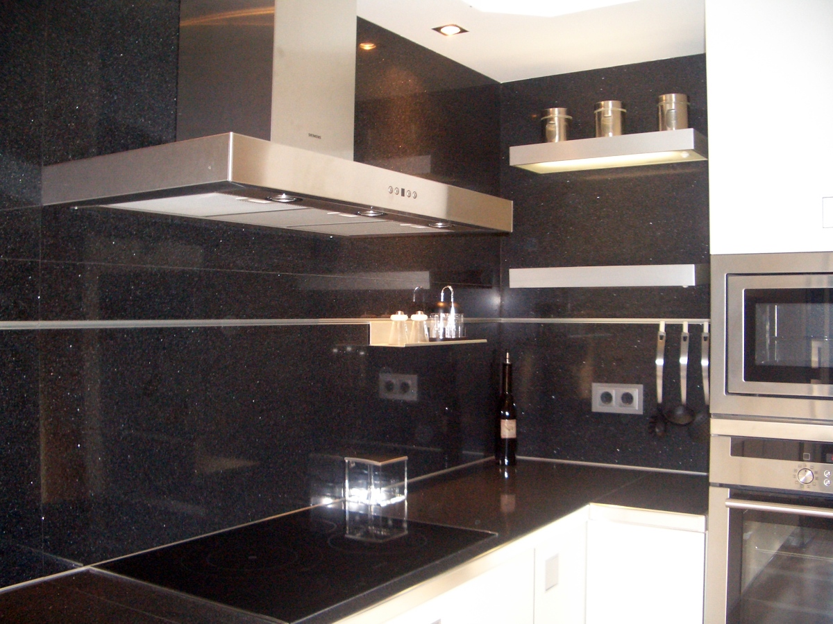 Detalle accesorios (barras, estantes iluminados,..)