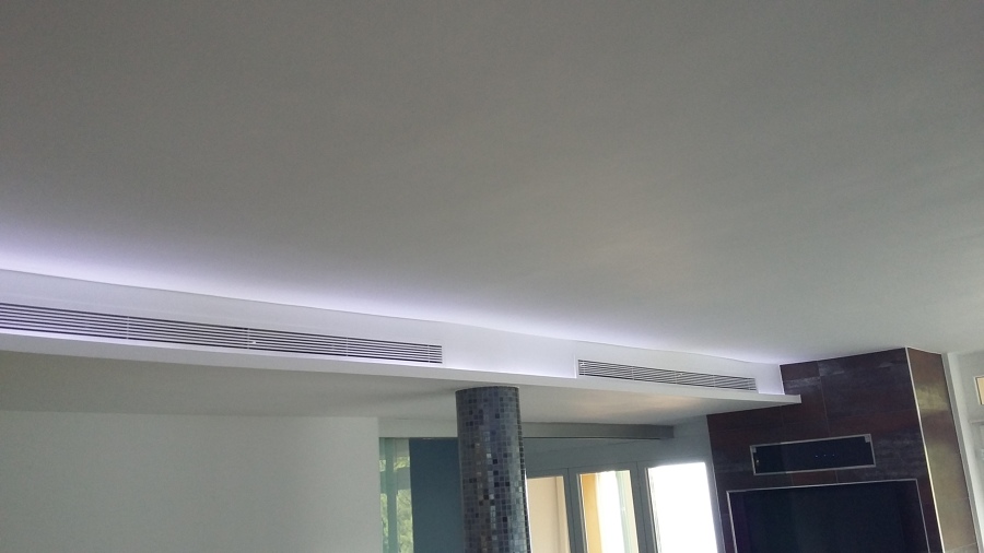 Detalle aire acondicionado con luz led