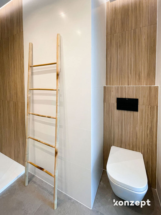 detalle alicatado baño efecto madera