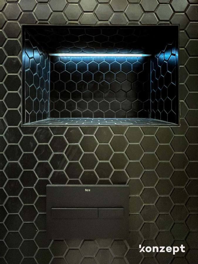 detalle alicatado hexágono en hornacina con led integrado