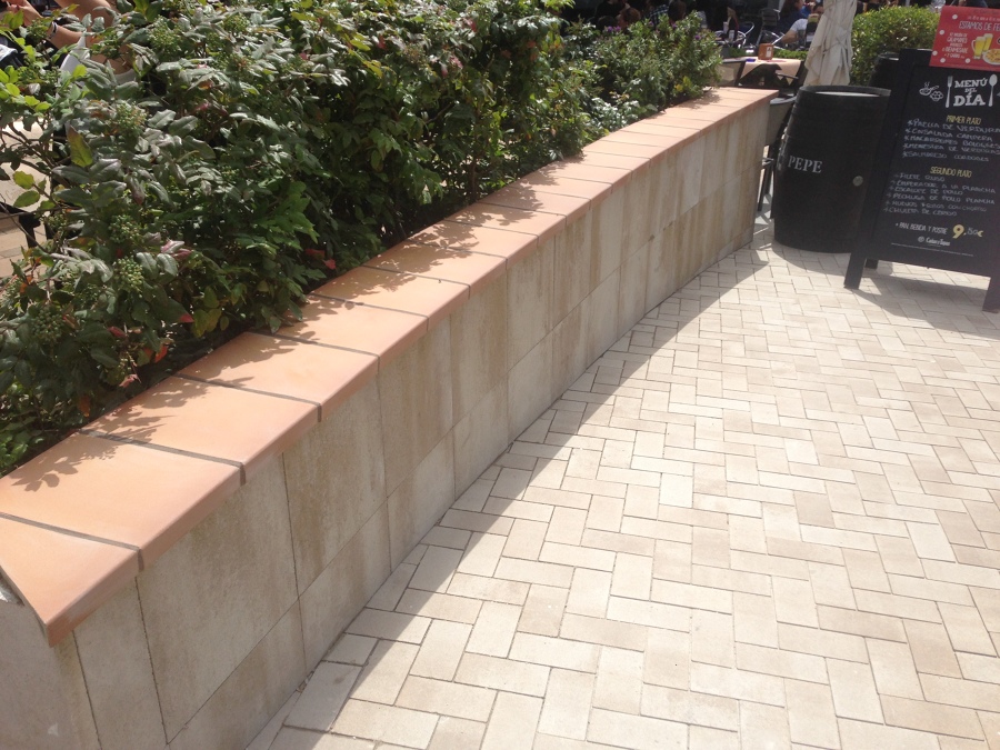 Detalle aplacado y cubremuro