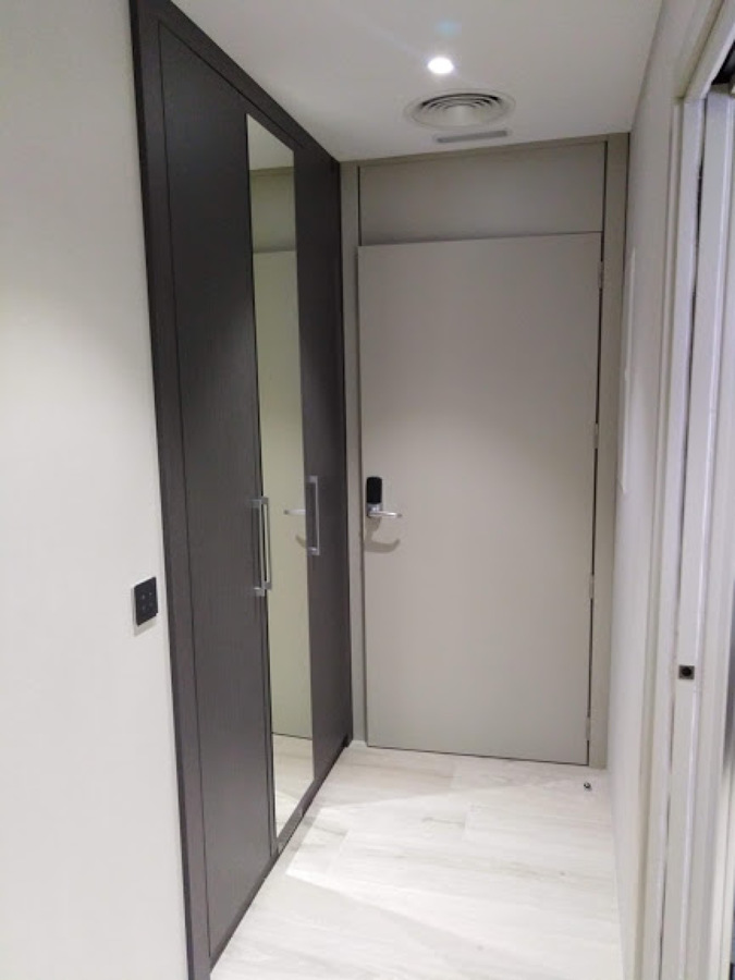 detalle armario y puertas entrada habitación