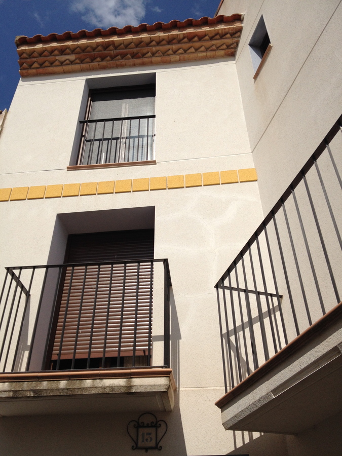 Detalle balconeras dormitorios. Mosquitera y persiana