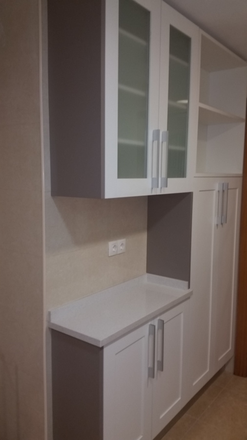 Detalle baldosa rectificada y muebles de cocina