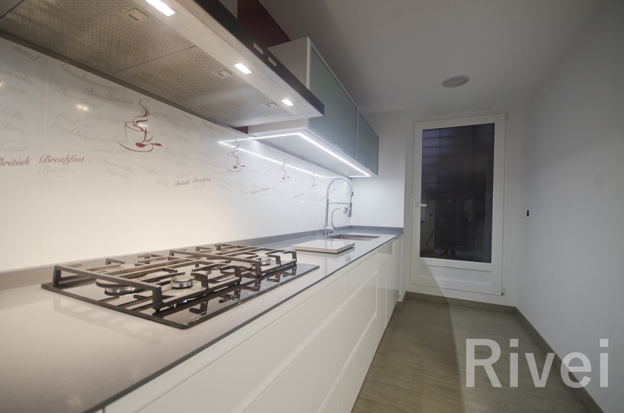 Detalle bancada y placa de cocción