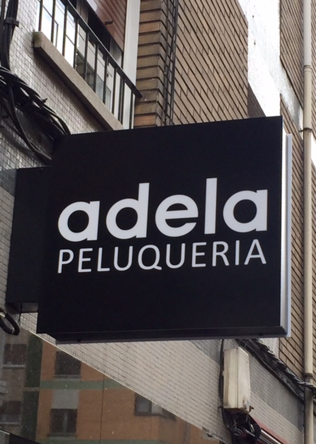 Detalle banderola luminosa de fachada