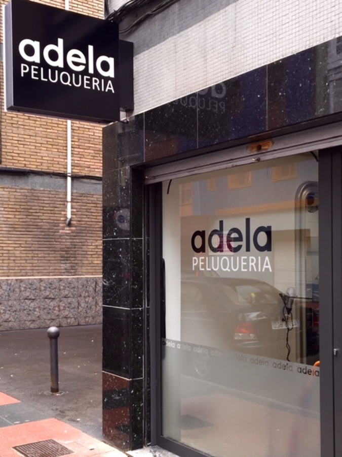 Detalle banderola y vinilos fachada