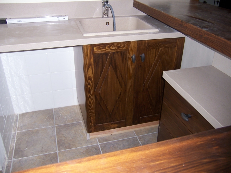 Detalle barra de bar maciza en pino tea lacado color nogal.