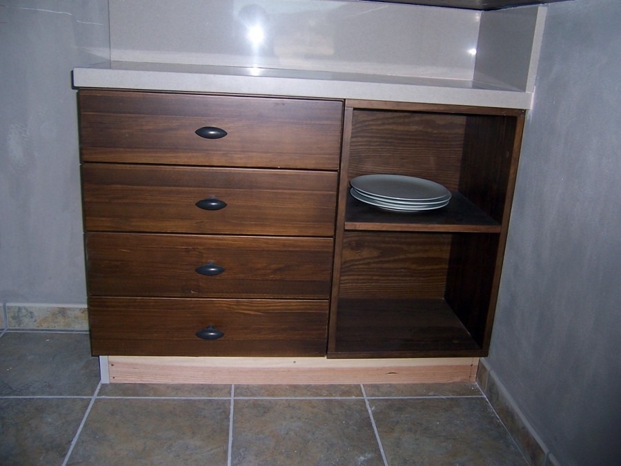 Detalle barra de bar maciza en pino tea lacado color nogal.