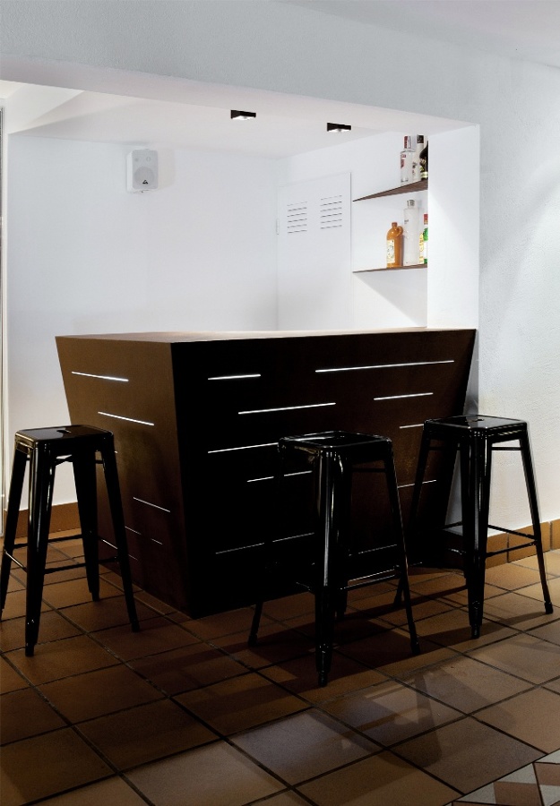 Detalle barra en acero corten retroiluminada