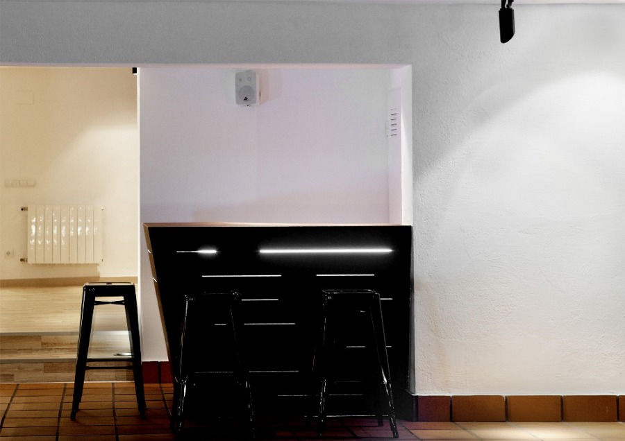 Detalle barra en acero corten retroiluminada