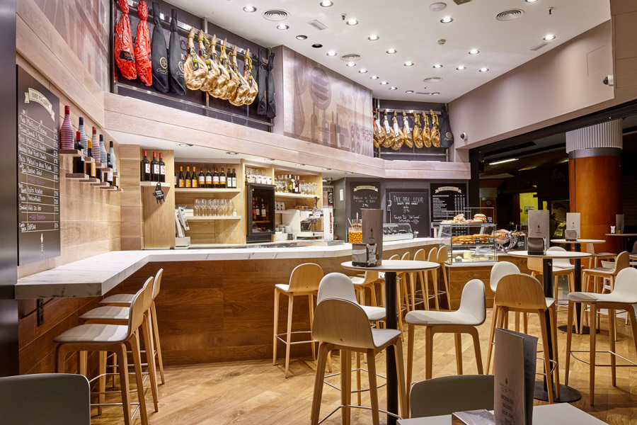 Detalle butacas altas y mesas