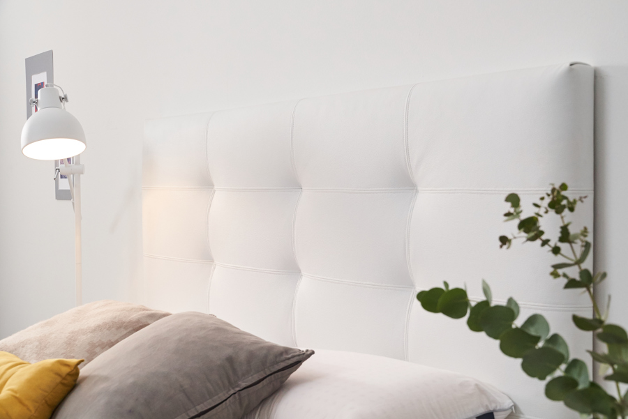 Detalle cabecero de piel