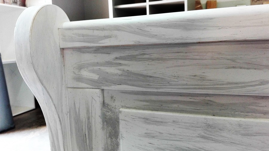 Detalle cabezal lacado blanco con patina color gris