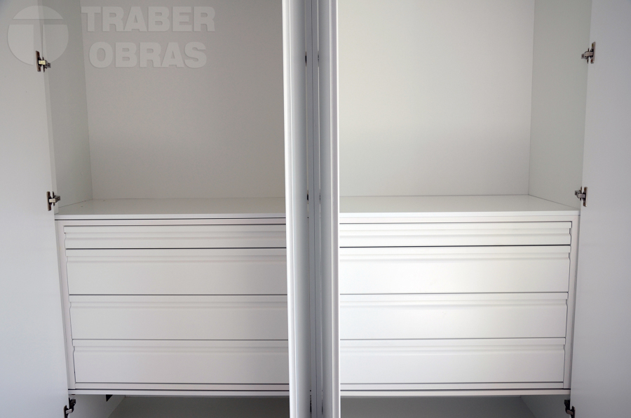 Detalle cajoneras armario empotrado.