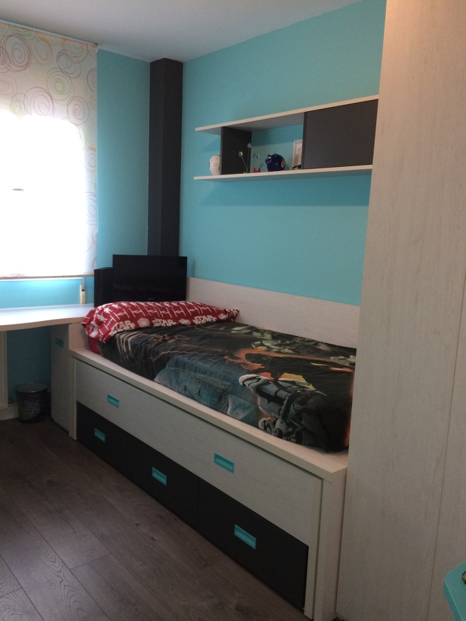 Detalle cama y estantería