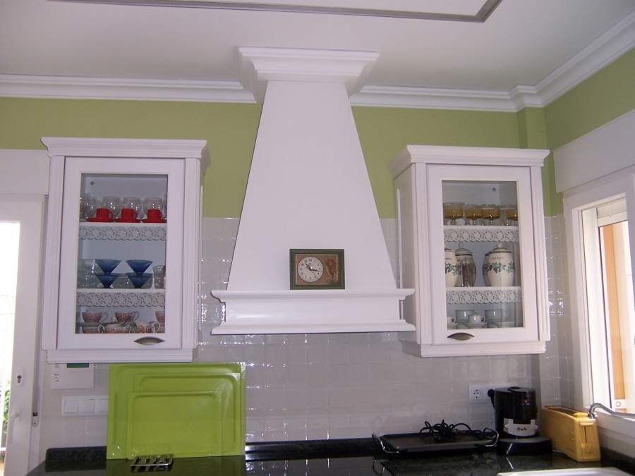 Detalle campana cocina funcional blanco sucio.