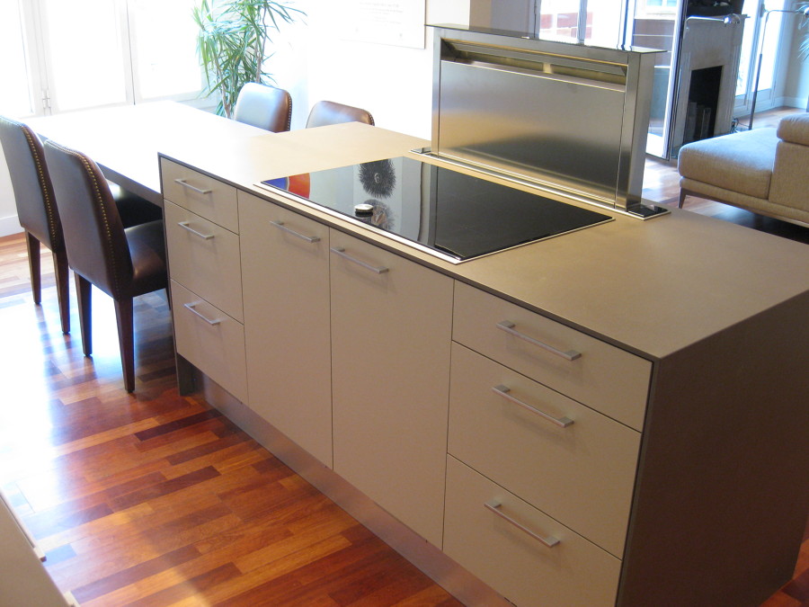 Detalle campana marca Neff sobreencimera