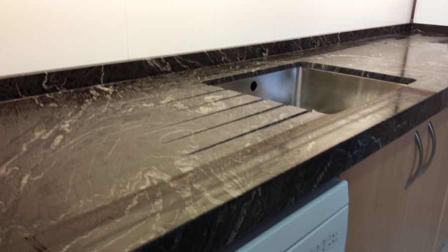 Detalle canto granito Naturamia titanium