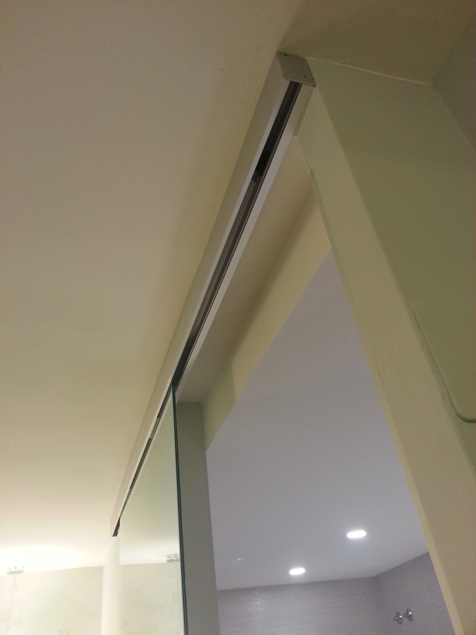 Detalle carril puerta corredera