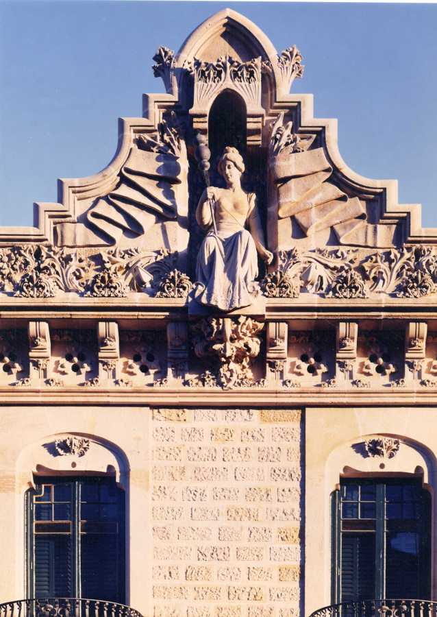 Detalle coronamiento de la fachada principal