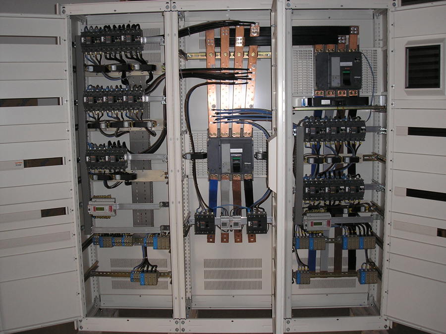 Detalle cuadro de distribución, con tapas abiertas