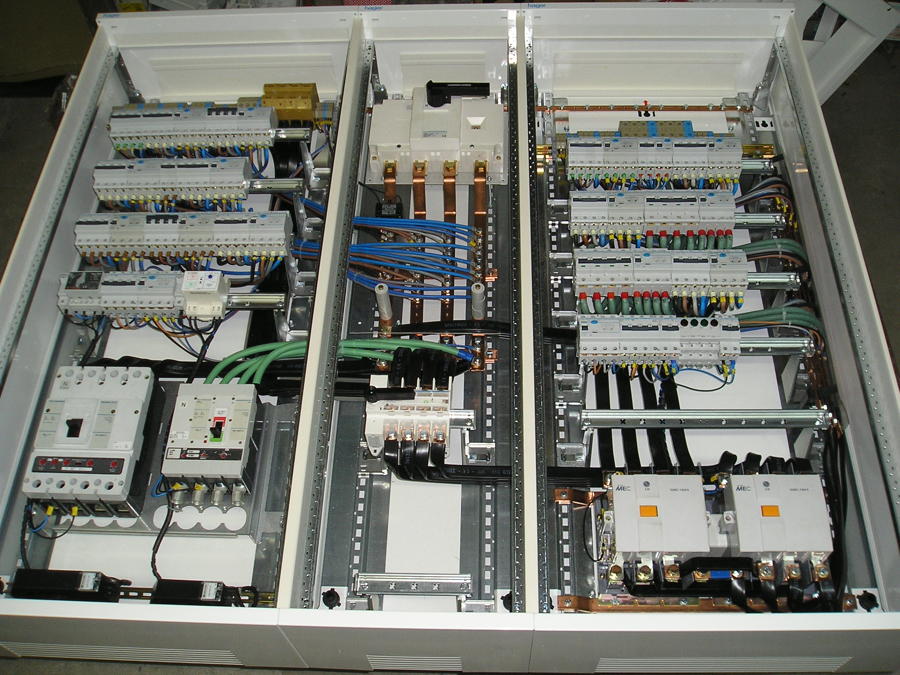 Detalle cuadro general con conmutación, con tapas abiertas