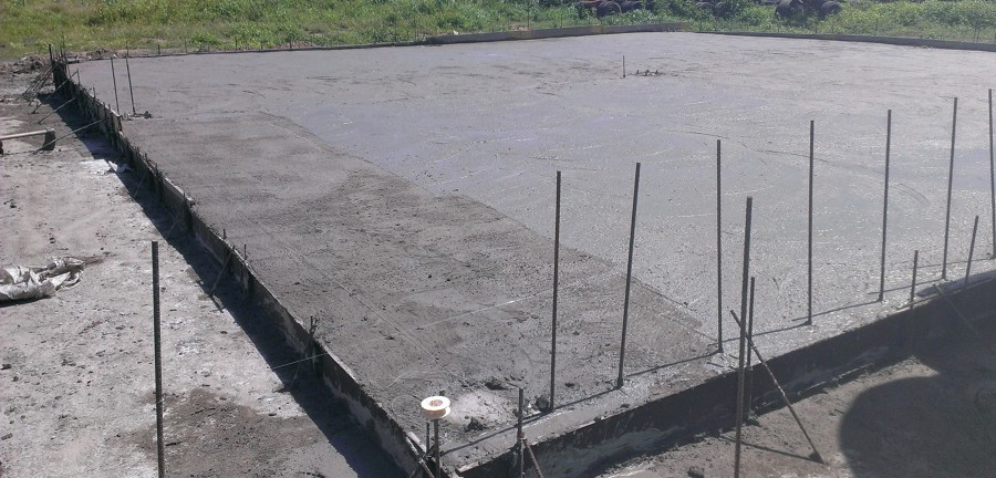 Detalle de acabado de hormigón y nivel de placas base de soporte de estructura.