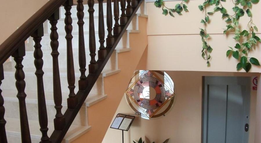 Detalle de acabado escaleras y barandilla de madera