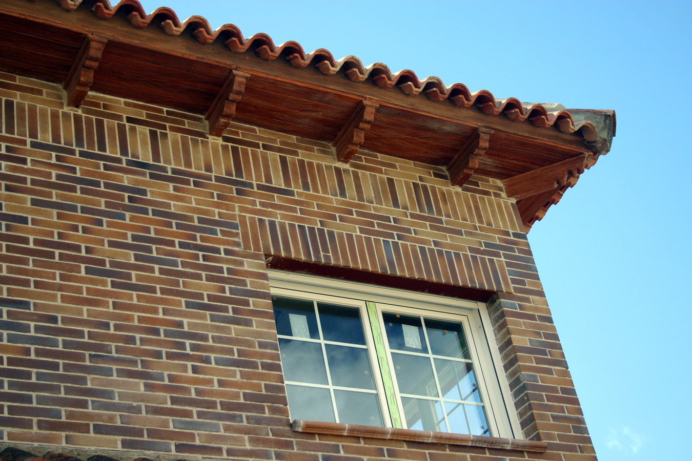 DETALLE DE ALERO EN VIVIENDA UNIFAMILIAR
