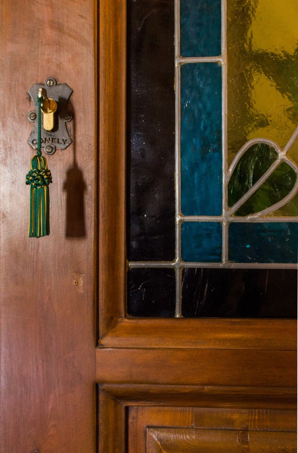 Detalle de cerradura en forja artesanal