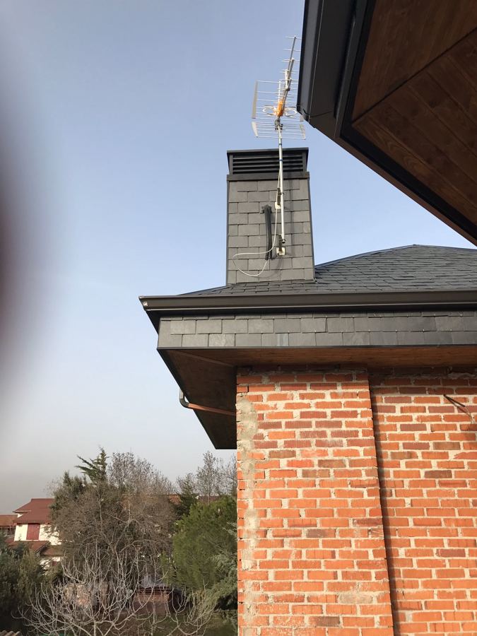 Detalle de chimenea y canalón