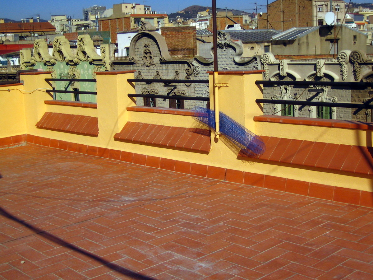 Detalle de coronación muros con pasamanos y vierteaguas ceramicos
