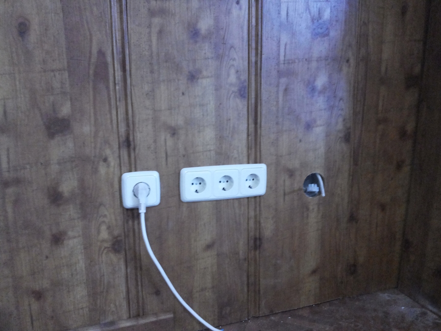 detalle de enchufes y toma de antena